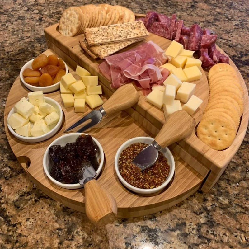 planche-à-fromage-avec-couteaux